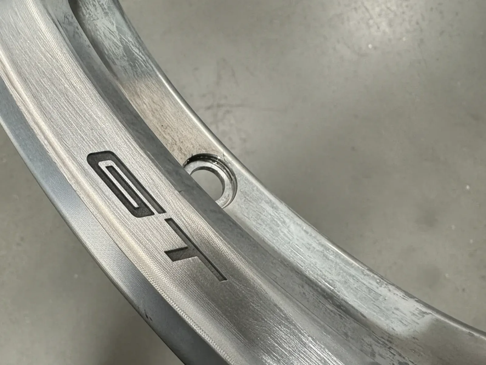 Engraved wheel rim